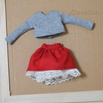 22cmドール服 グレーロンTとレッドスカート