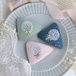 まぁるいかすみ草の刺繍パッチンピン　三角　左用