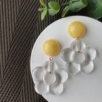 イエローマーブルのカボションとクリアフラワーのかわいい大ぶりピアス/イヤリング(アンティーク、レトロ、ビンテージ、花、揺れる、リゾート、ひまわりカラー、