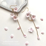 桜と花びら揺れるピアス・イヤリング 