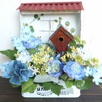 トタン屋根と巣箱のブルーアレンジ