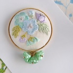【5/16(日)21:00再販予定】刺繍　ポニーフックorブローチㅤネモフィラ(淡色)