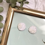 まんまる（ホワイト）::ビーズ:刺繍:ビーズ刺繍:樹脂ピアス:樹脂イヤリング:ピアス:イヤリング:パール:ラッピング::