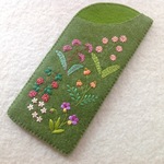 フェルトと刺繍の野の花のメガネケース  