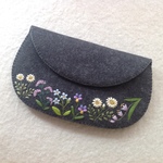 フェルトと刺繍の春の野の花小物入れ  大きめ  