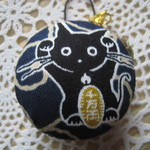 マカロンケースのストラップ　(招き猫　和柄　紺)