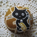 マカロンケースのストラップ　(招き猫　和柄　辛子)
