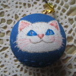 マカロンケースのストラップ　(にんまり猫　青)