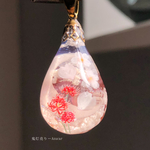 夕焼け空と三日月に舞い散る桜と彼岸花。　オルゴナイト　蓄光　雲レジン　ドロップ　ネックレス