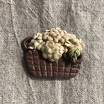 陶器　紫陽花カゴのブローチ