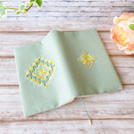 たんぽぽ色のハーダンガー刺繍のブックカバー（文庫本）