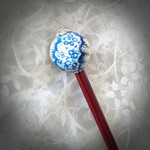 オフホワイト色＋レース柄絵付けの(25㎜玉サイズ)玉かんざし