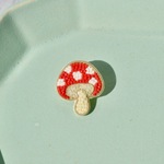 【期間限定価格🍄】ビーズ刺繍のきのこブローチ