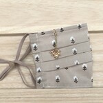 【再3販】チャーム付き⭐プリーツマスク　くすみベージュ花柄（ノーズワイヤー、フィルターポケット付きマスク　不織布マスクカバーにも）
