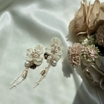 フラワーパールビジューから　お花が枝垂れるようにキラキラチャームが流れる　結婚式　ウェディング　ブライダルにぴったり　お花の大ぶりピアス