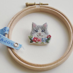 ＊手刺繍のネコさんの顔ブローチ＊