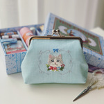 ＊手刺繍ネコさんのがま口ポーチ・ブルー＊