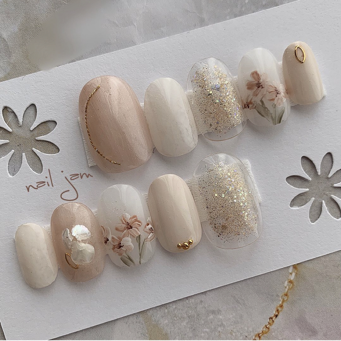 アイボリーの上品フラワーネイル 〜ネイルチップ ブライダル 成人式 前