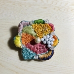 パッチワークなお花の手刺繍ブローチa