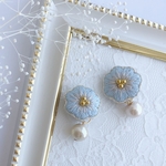 お花とパールの刺繍イヤリング　ブルー