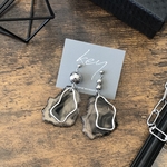 再販 ▽ 鉱石風チャーム × シルバービーズ アシンメトリー ピアス/イヤリング