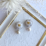 お花とパールの刺繍イヤリング　ライトグレー