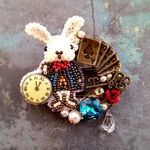 再販(×12)不思議の国のアリス・時計うさぎブローチ・リース型