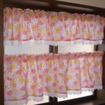 ★sale！★カフェカーテン　お買い得～！ピンク系パッチワーク柄が可愛い～上下セットのカフェカーテン（３１×１１０、２３×１１０）