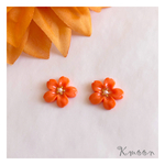 オレンジ色の花ピアス