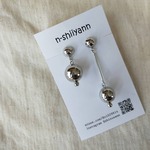 チタンピアス　アシンメトリーの大粒シルバーボールピアス