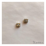 ラインストーンの花ピアス(クリア)