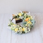 春風そよぐ三日月リース