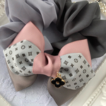 モノグラム柄(グレー)のチャーム付きリボンのシュシュ