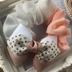 モノグラム柄(ホワイト)のチャーム付きリボンのシュシュ