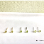 極小粒ペリドットのシンプルピアス