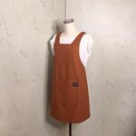 レンガ色の無地コットン　ほっそり見える後ろバッテン　プルオーバー型エプロン86