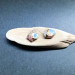 柔らかい彩りの小ぶりな金継ぎピアス