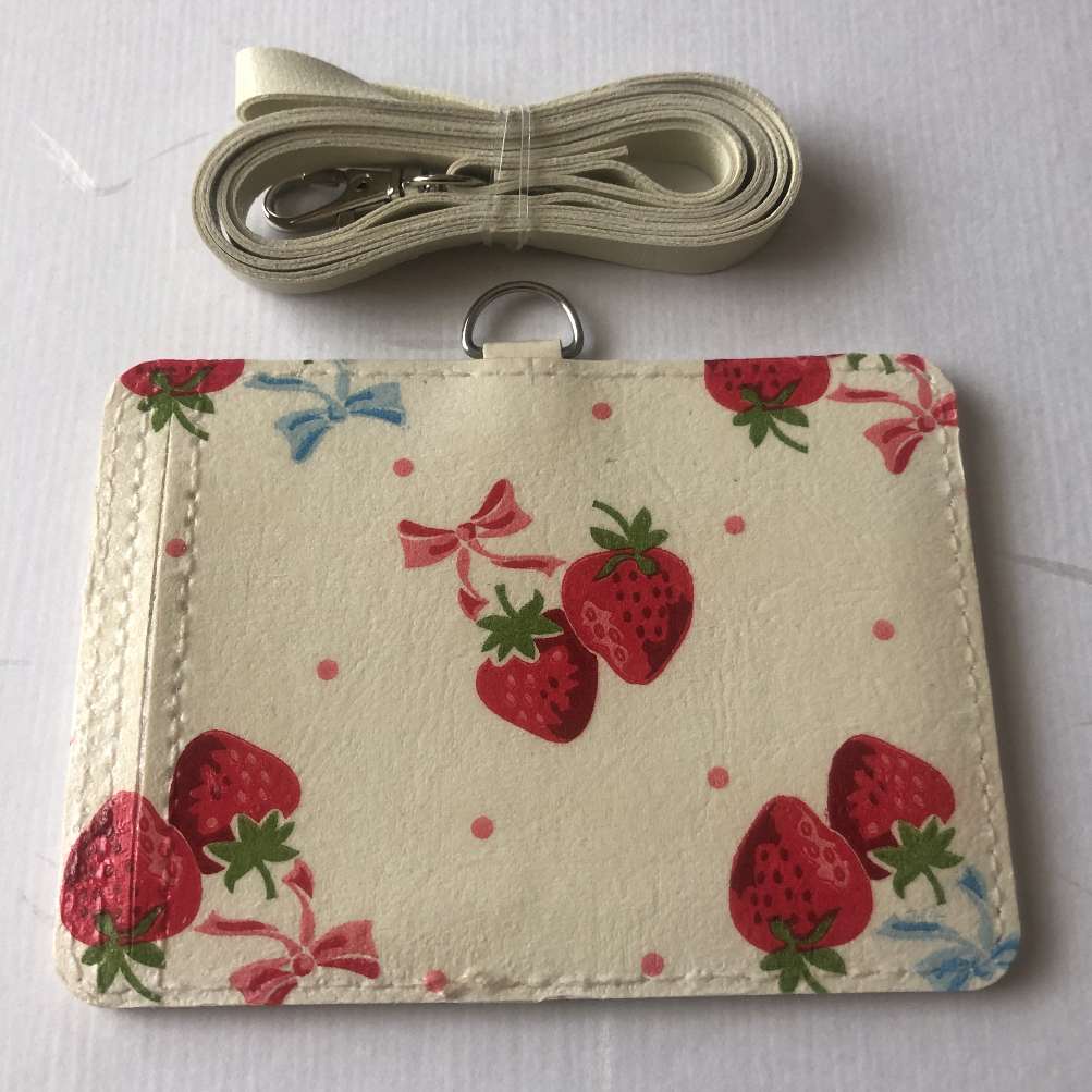 送料込み 受注作成 ストロベリー柄パスケース 大人可愛いいちごID