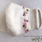 新色　薄クリーム色リネン　刺繍マスク　優しいピンクバラとの小花　縦ライン　痛くならない柔らかな耳ゴム使用　ノーズワイヤー入り