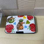 《送料無料》カードケース　デコパージュ　ハリネズミ　いちご　ハート