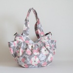 yu-chibimaさま　ご予約品　受注製作　Mサイズ　グレー色地　ピンク色のアネモネの花柄プリント生地　 ころりんバッグ♪Mサイズ　Fm2 Lab.