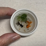 白い器入り金魚  赤と黒の出目金
