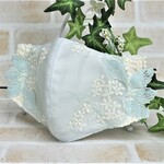 アイスブルーの地にホワイトの小花の枝を刺繡してあるチュールレースのマスク