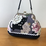 がま口バッグ　黒猫と牡丹(紫)