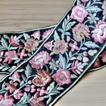 インド刺繍リボンᢂ花園　ピンク/ブラックベース　インドリボン/刺繍リボン/刺繍/リボン/シルクリボン/トリム/ブレード/ジャガードリボン/レース/チュール/インド