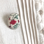 はらりと咲くバラの刺繍のブローチ/赤