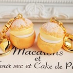 ダブルクリームシューとタッセルのキーホルダー