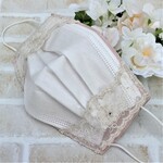 マスクカバー/アイボリーの可愛いお花を刺繍したチュールレースにラインストーンのビジュー✨をつけたエレガントで上品なマスクカバー