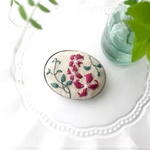華やかな赤いクレマチス刺繍のブローチ