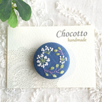 刺繍ブローチ　ブルー小花リース